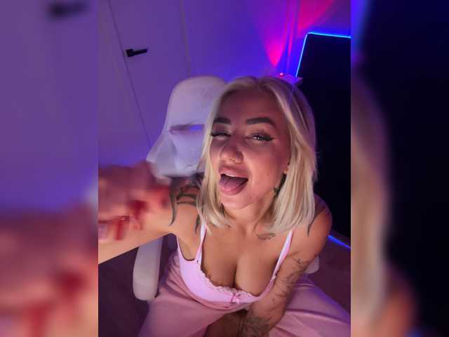 Amazingblonde live cam