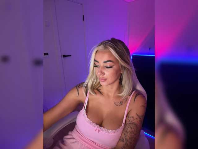 Amazingblonde live cam