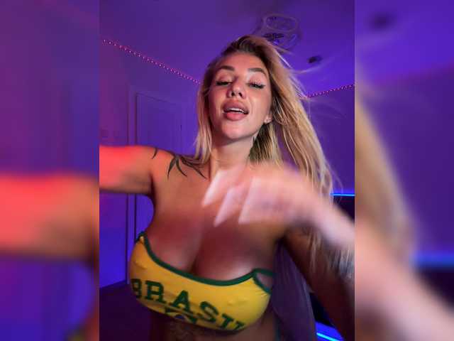 -AmazingBlonde-
