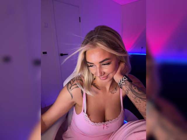 Amazingblonde live cam