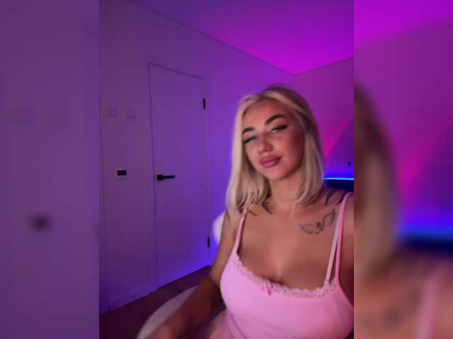 Amazingblonde live cam