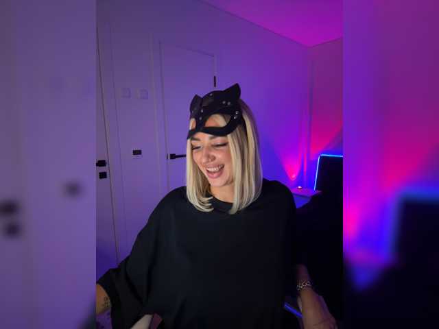 Amazingblonde live cam