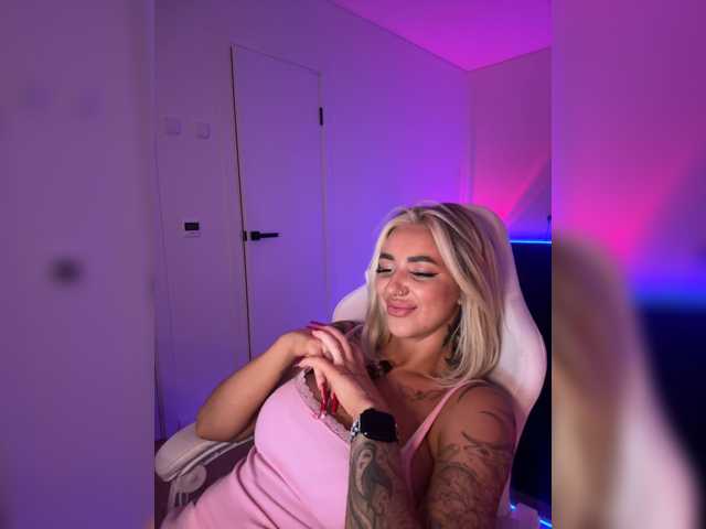 Amazingblonde live cam