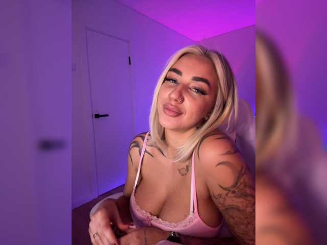 Amazingblonde live cam