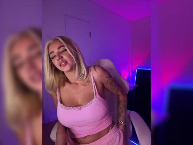 Amazingblonde live cam