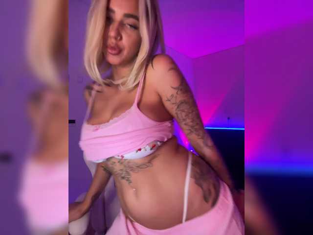Amazingblonde live cam