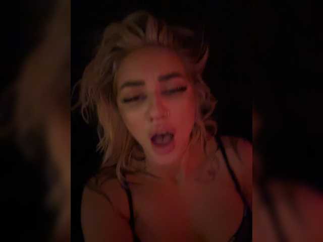 -AmazingBlonde-