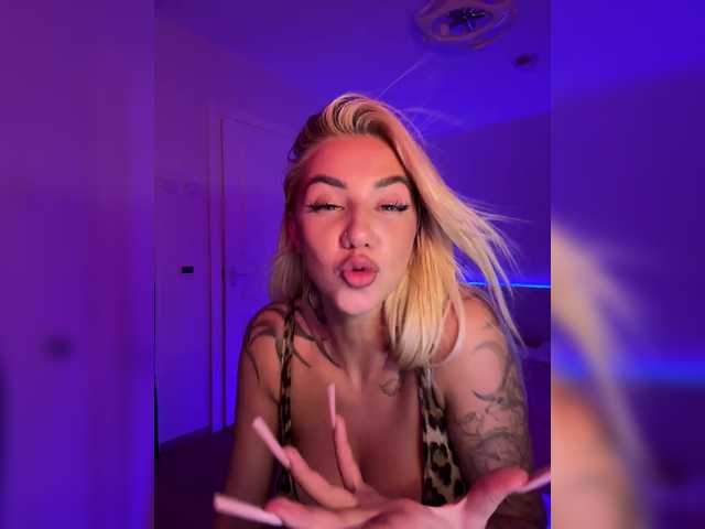 -AmazingBlonde-