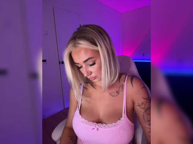 Amazingblonde live cam