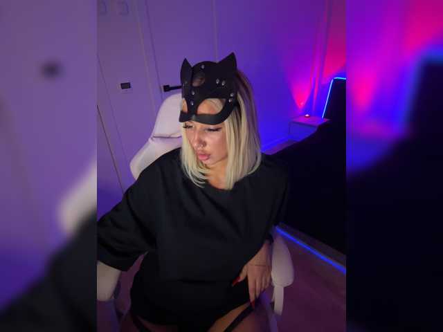 Amazingblonde live cam