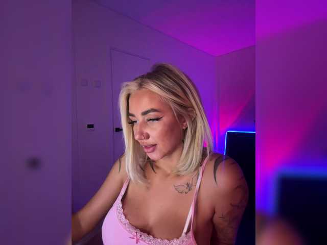 Amazingblonde live cam