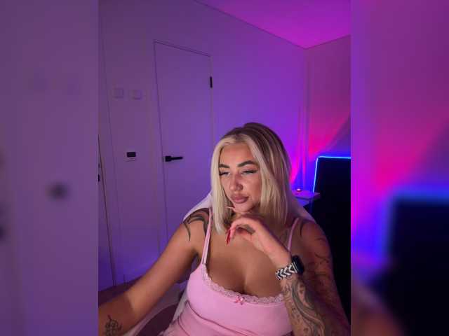 Amazingblonde live cam