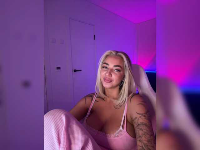 Amazingblonde live cam