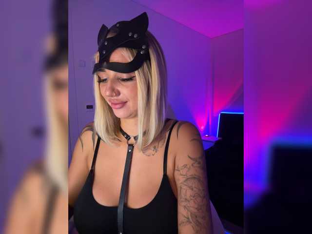 Amazingblonde live cam