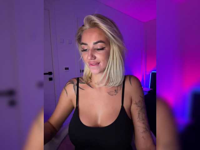 Amazingblonde live cam