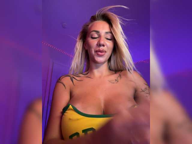 -AmazingBlonde-