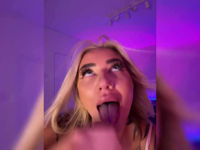 Amazingblonde live cam