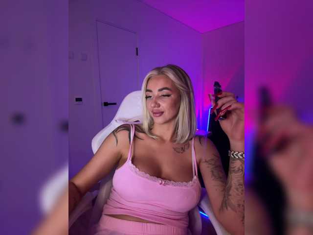 Amazingblonde live cam