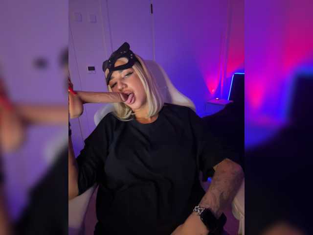 Amazingblonde live cam