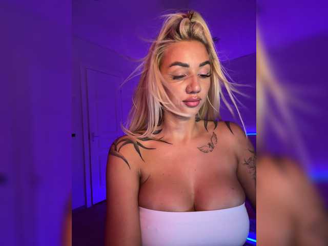 -AmazingBlonde-