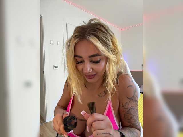 -AmazingBlonde-