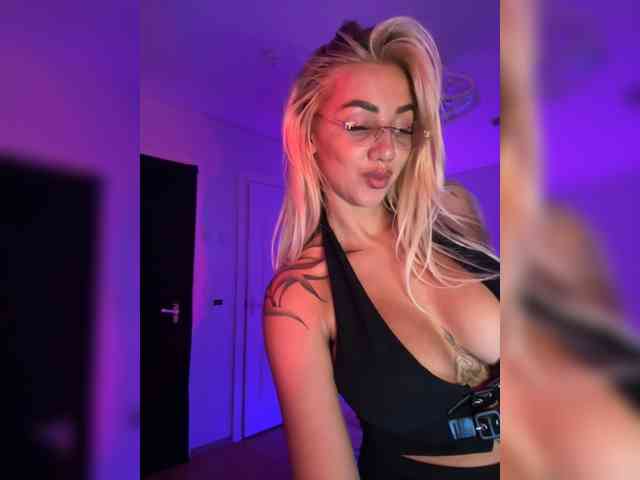 -AmazingBlonde- webcam