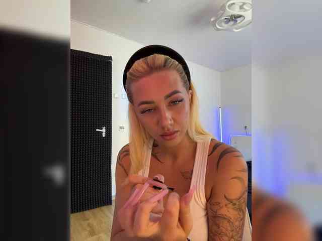 -AmazingBlonde- webcam
