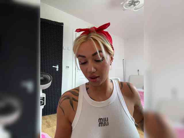 -AmazingBlonde-