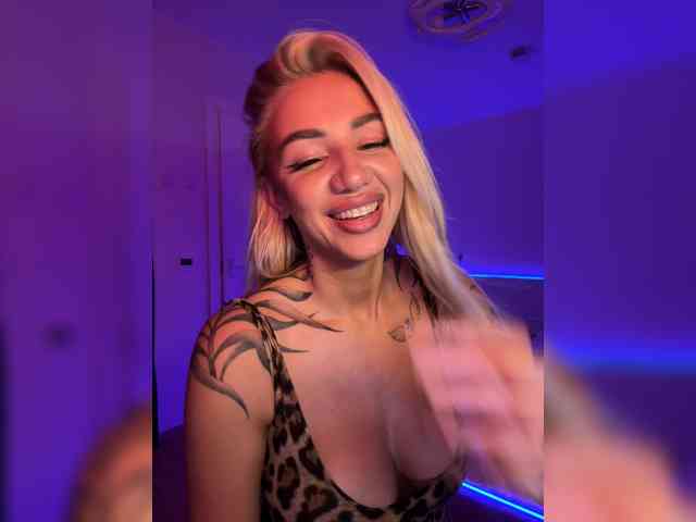 -AmazingBlonde- webcam