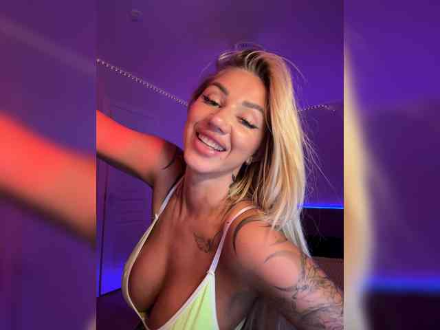-AmazingBlonde-