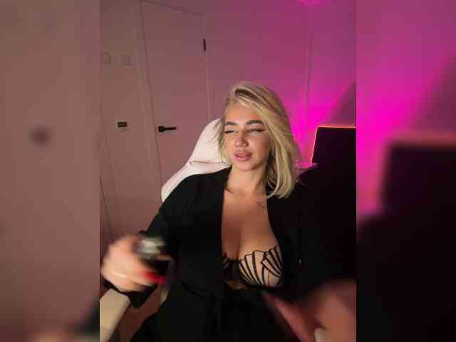 モデル: -AmazingBlonde-