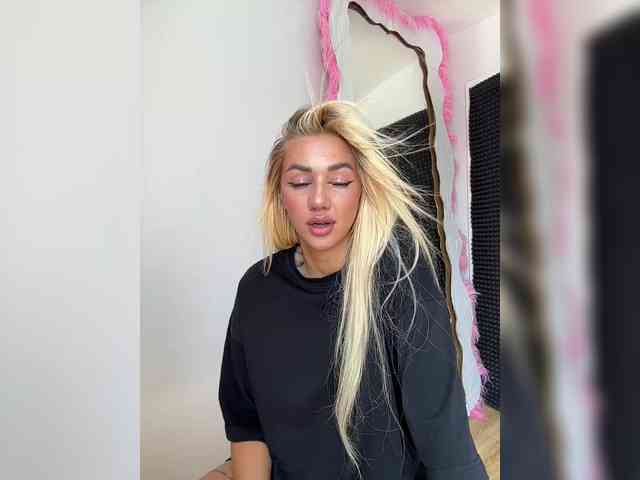 -AmazingBlonde- webcam