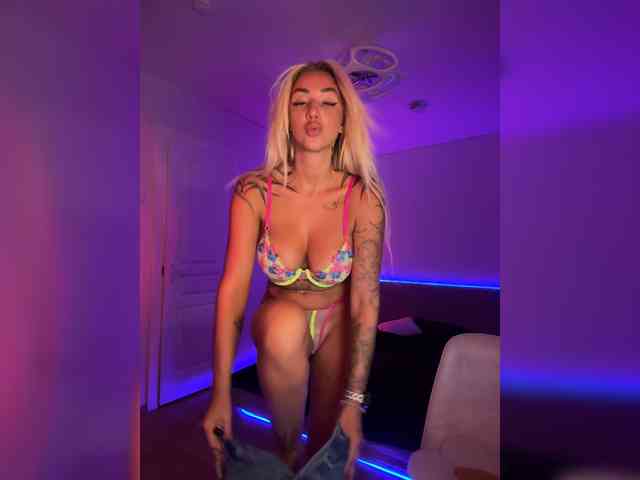 -AmazingBlonde- webcam