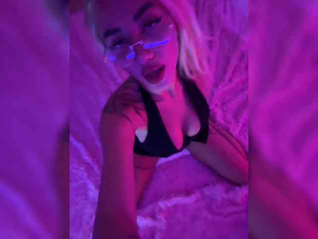 -AmazingBlonde- webcam