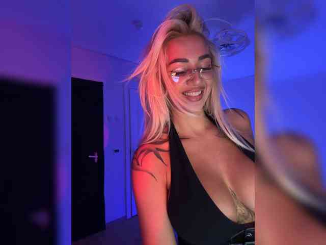 -AmazingBlonde- webcam