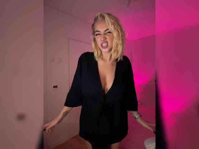 -AmazingBlonde-