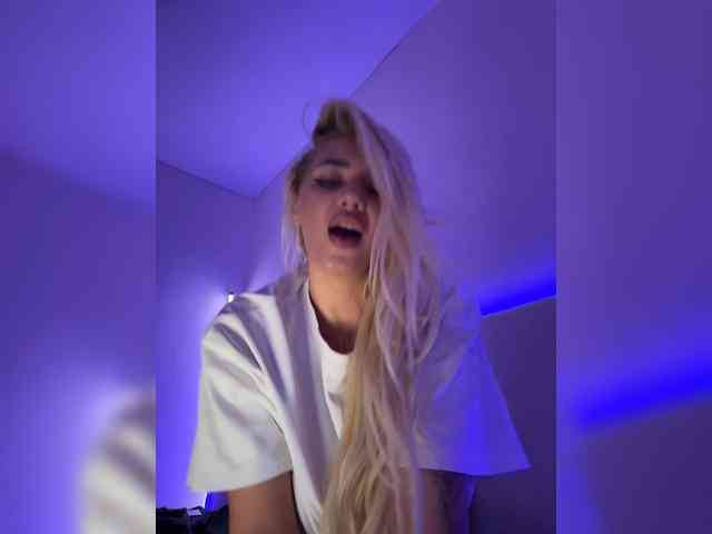 -AmazingBlonde- webcam