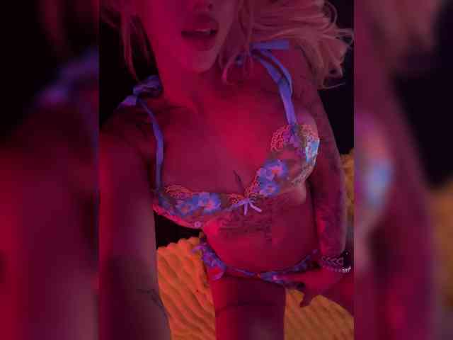 -AmazingBlonde- webcam