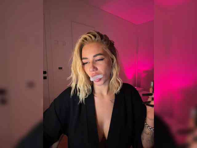 -AmazingBlonde-