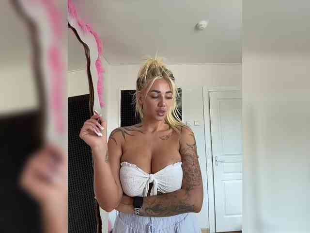 -AmazingBlonde- webcam