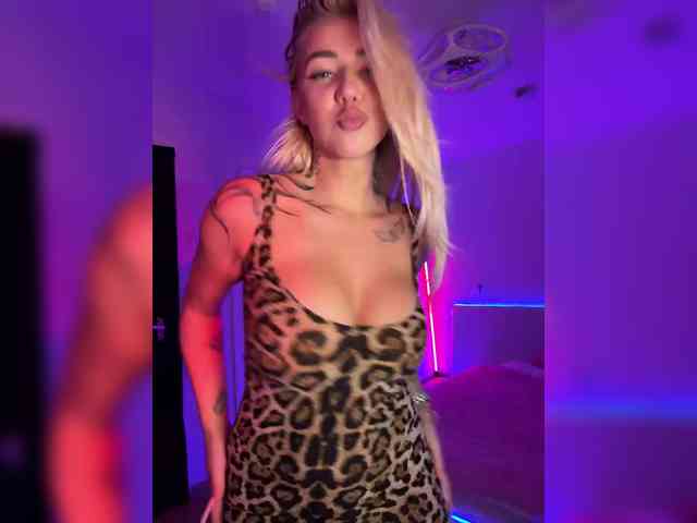-AmazingBlonde- webcam