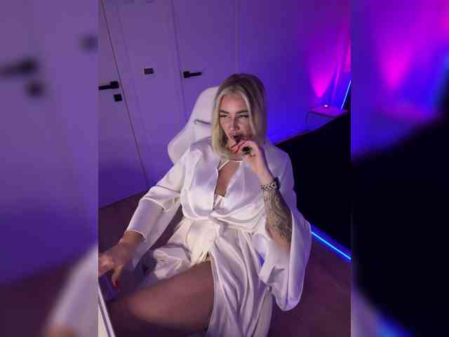 -AmazingBlonde-