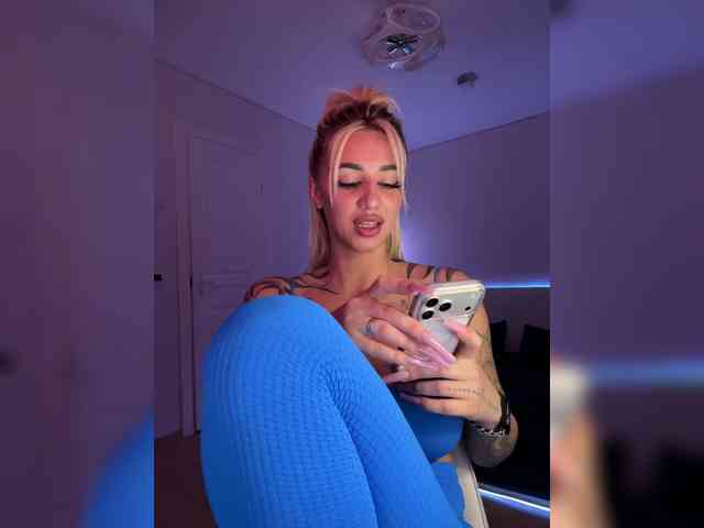 -AmazingBlonde- webcam