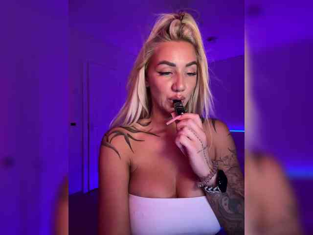 -AmazingBlonde-