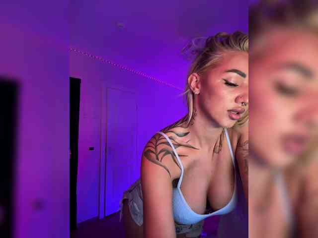 -AmazingBlonde- webcam