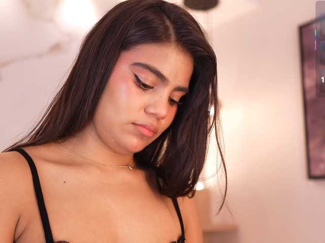 IvyEllis, en directo ahora en BongaCams