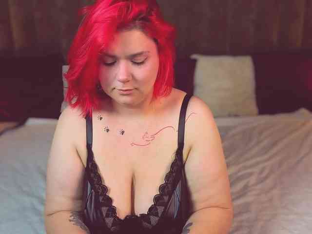 Este modelo está en vivo ahora. BettyDark