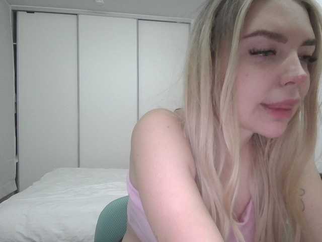 Blondie8853 live cam on BongaCams