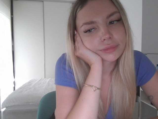 Blondie8853 live cam on BongaCams