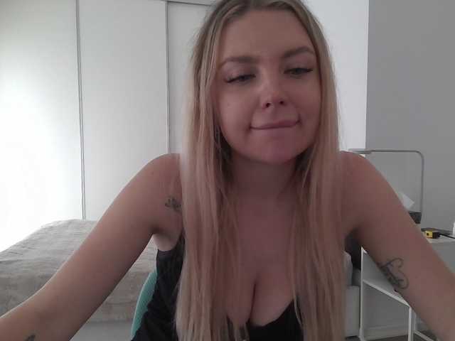 Blondie8853 live cam on BongaCams